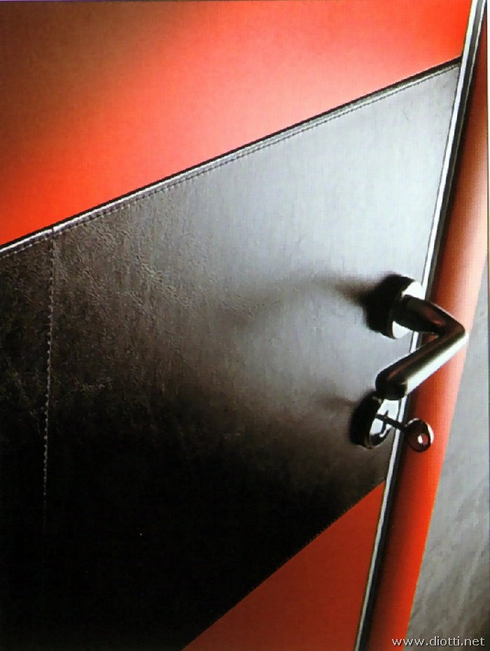 Clever porta battente laccato rosso inserto pelle